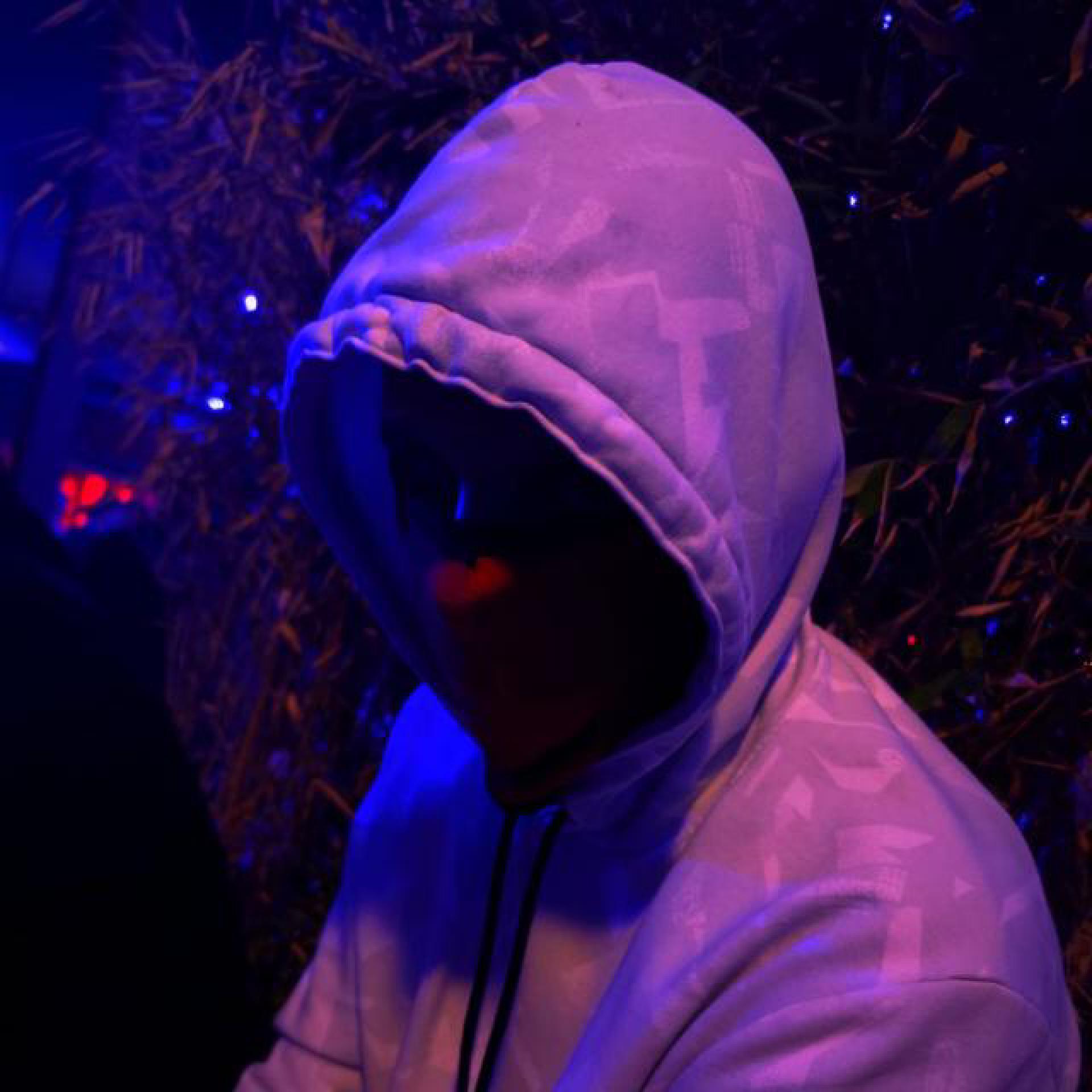 Geheminisvolle Person in Kaputzenpullover, das Gesicht ist nicht zu erkennen.